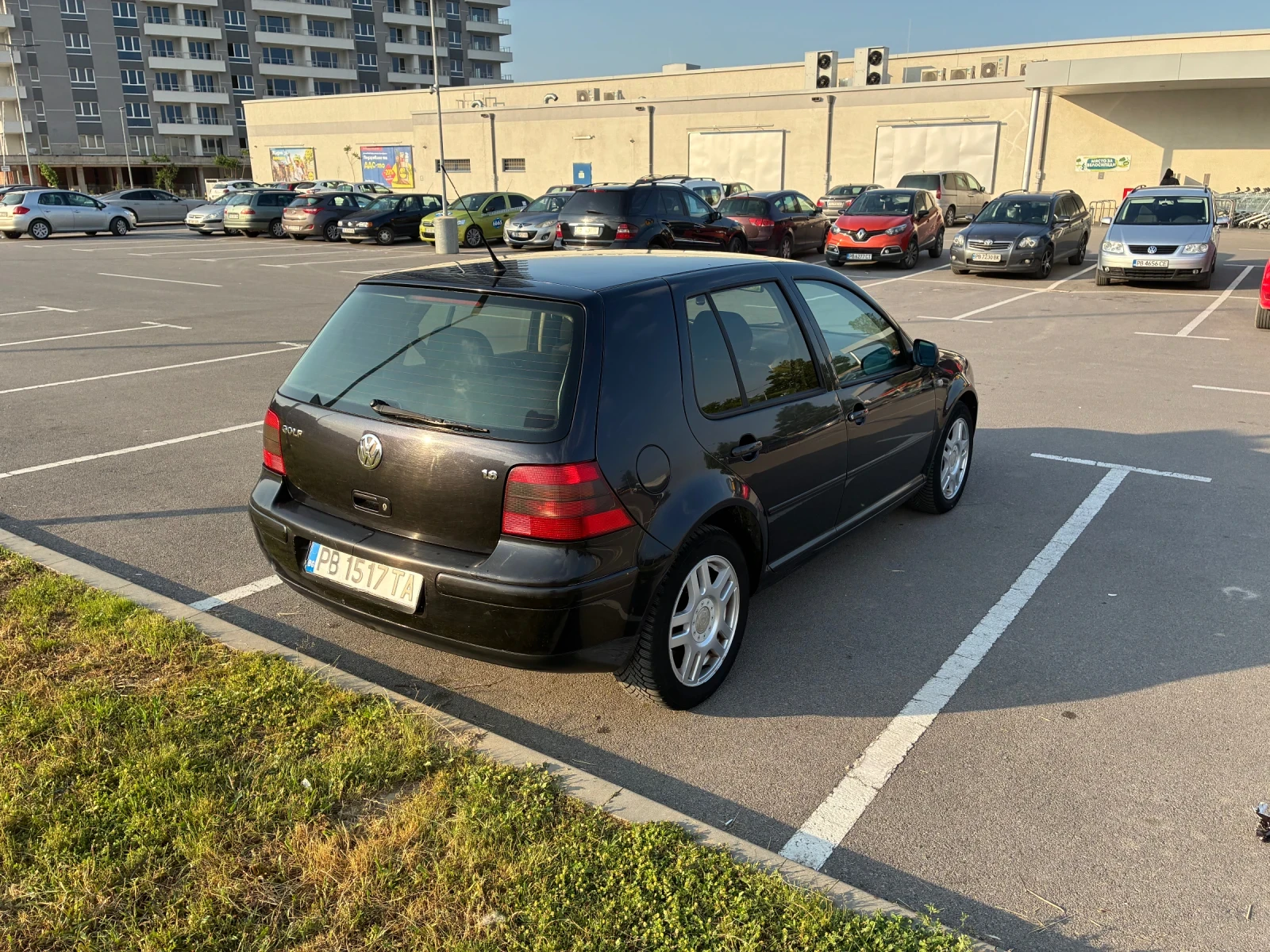 VW Golf 1.6i ГАЗ КЛИМАТИК 4ВРАТИ РЕГИСТРИРАН ОБСЛУЖЕН, снимка 4 - Автомобили и джипове - 54811928