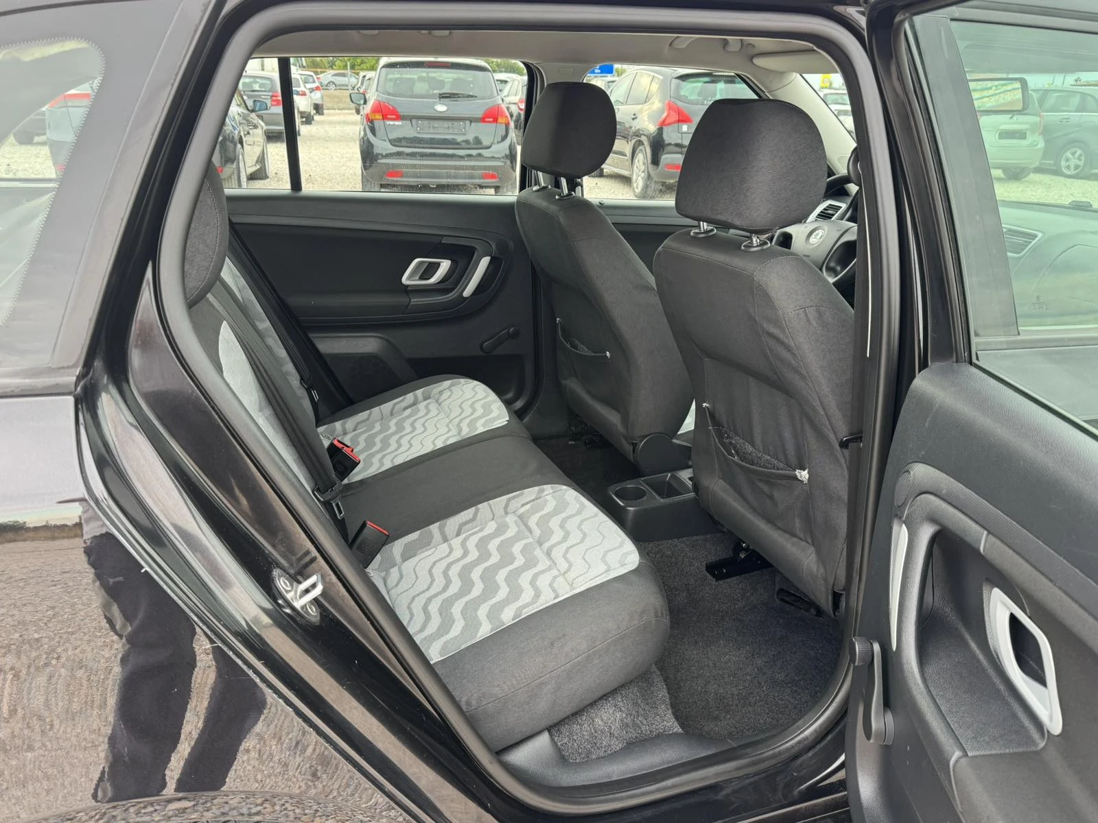 Skoda Fabia 1.2i, снимка 13 - Автомобили и джипове - 56225827