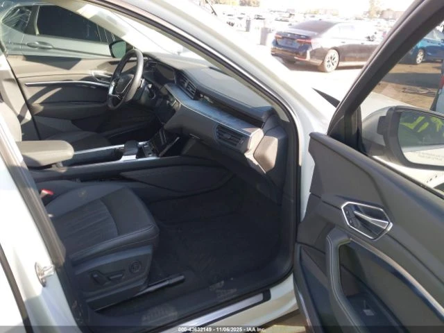 Audi Q8 E-TRON PREMIUM PLUS QUATTRO, снимка 10 - Автомобили и джипове - 53600264
