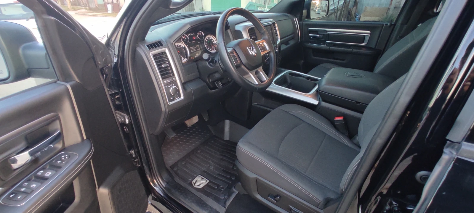 Dodge RAM 1500 5.7 HEMI: CREW-CAB: 13, 000km. ЧИСТО, ЧИСТО-НОВ!!!, снимка 11 - Автомобили и джипове - 53816828