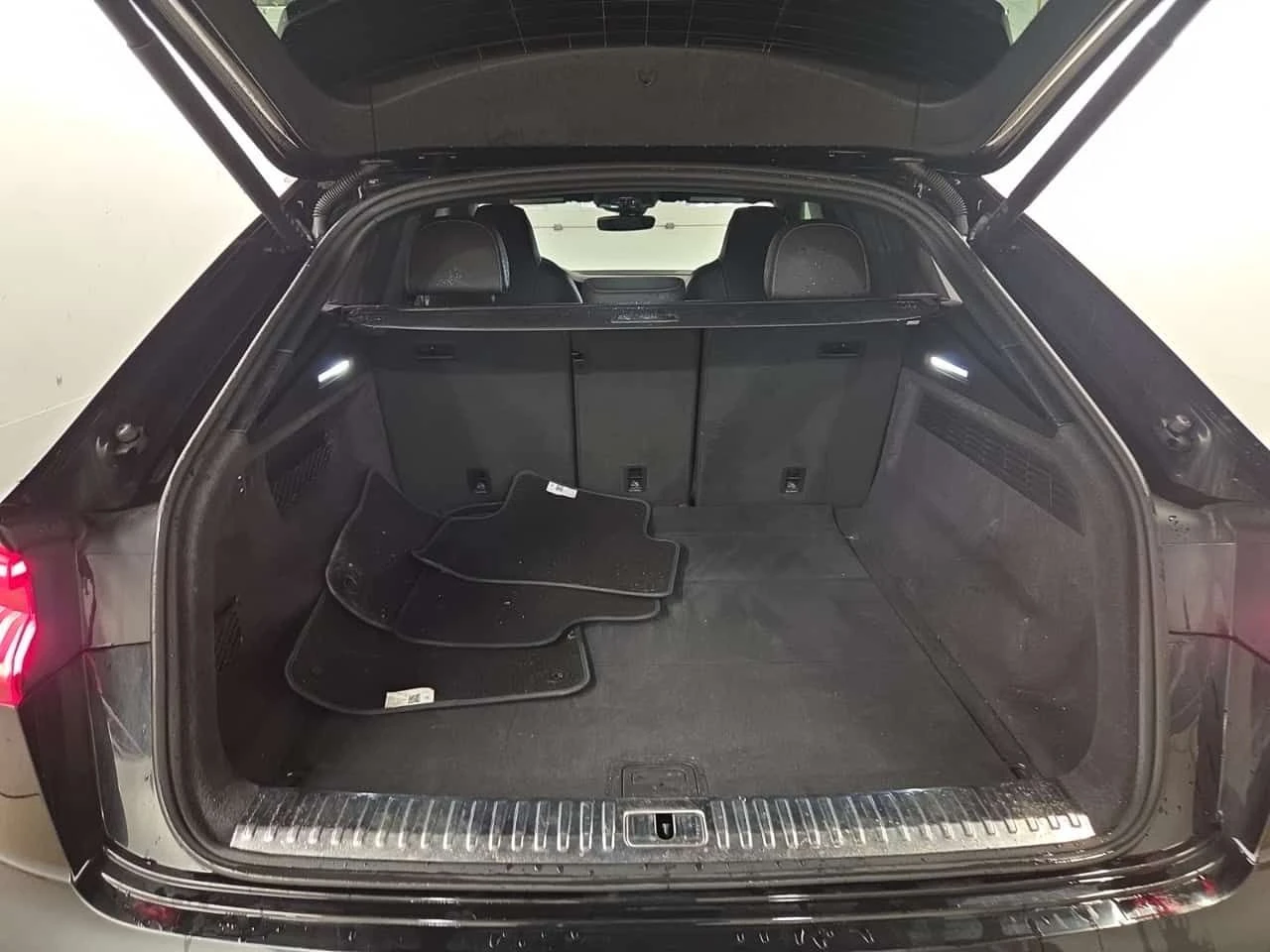 Audi RSQ8 ДИСТРОНИК * 360  * PANO * ОДБУХВАНЕ * , снимка 14 - Автомобили и джипове - 54569035