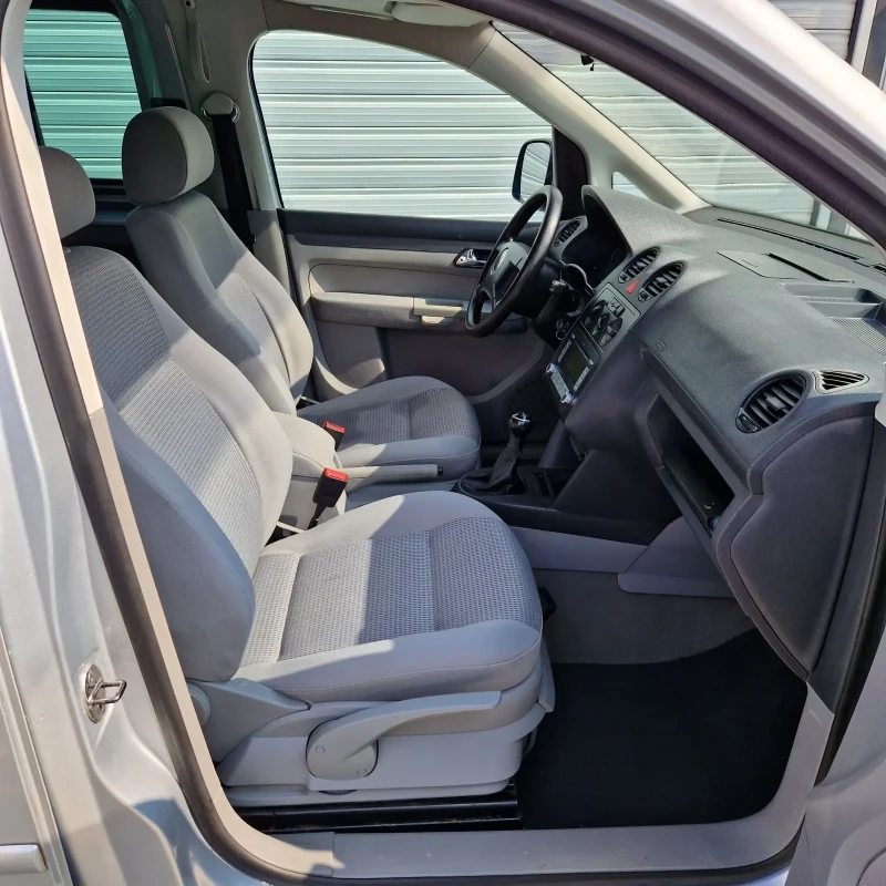 VW Caddy 1.6i , снимка 11 - Автомобили и джипове - 50257196