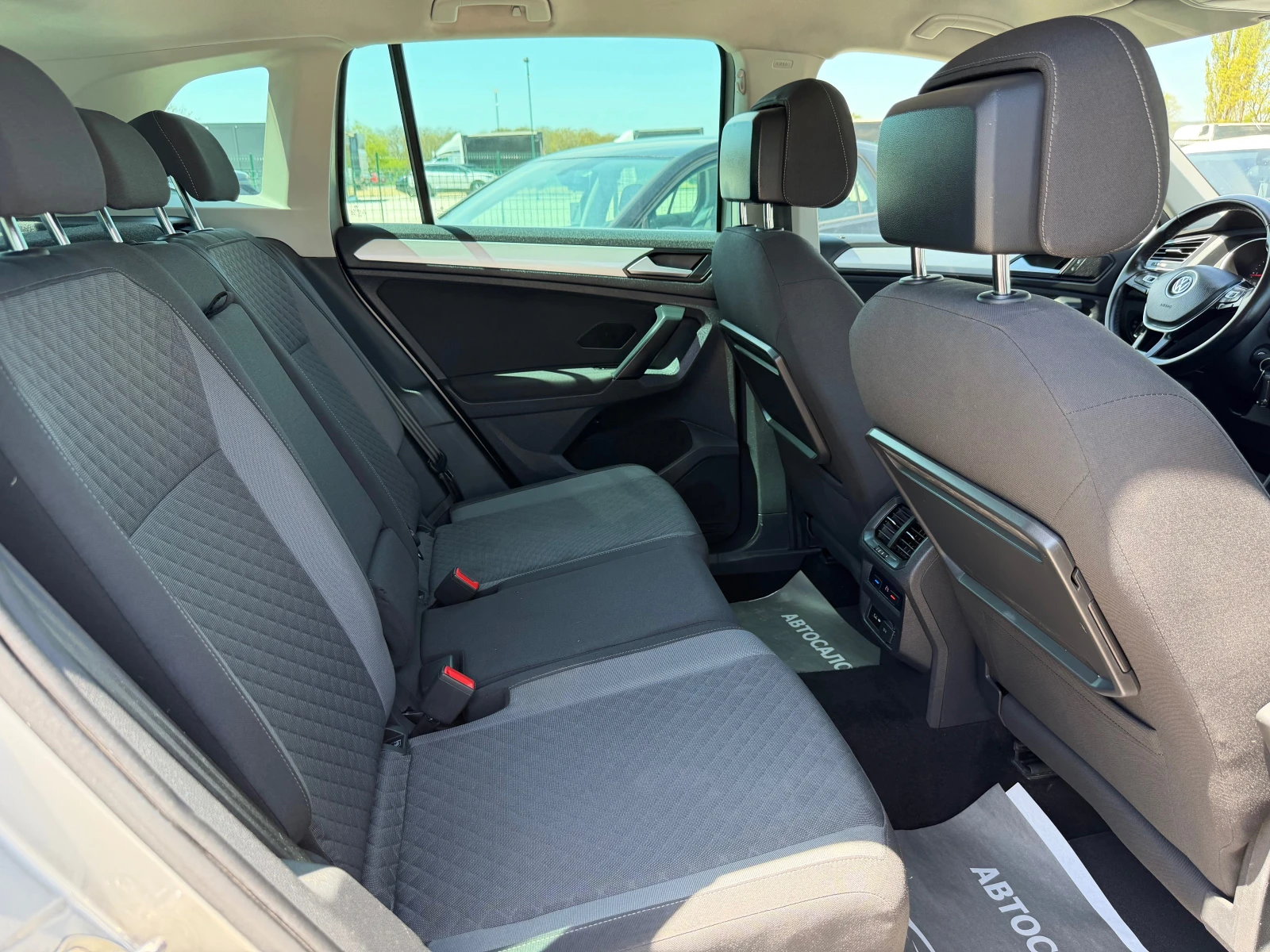 VW Tiguan FACELIFT 2.0TDI-150 DSG NAVI CAMERA DISTR CAR PLAY, снимка 13 - Автомобили и джипове - 54454964