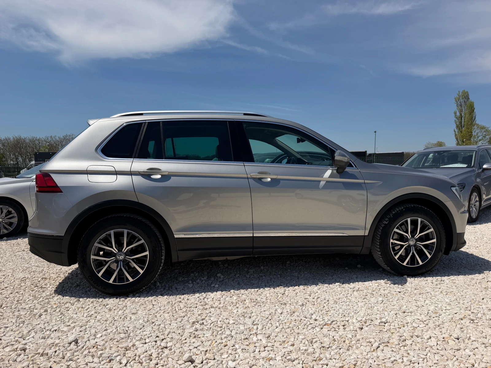 VW Tiguan FACELIFT 2.0TDI-150 DSG NAVI CAMERA DISTR CAR PLAY, снимка 7 - Автомобили и джипове - 54454964