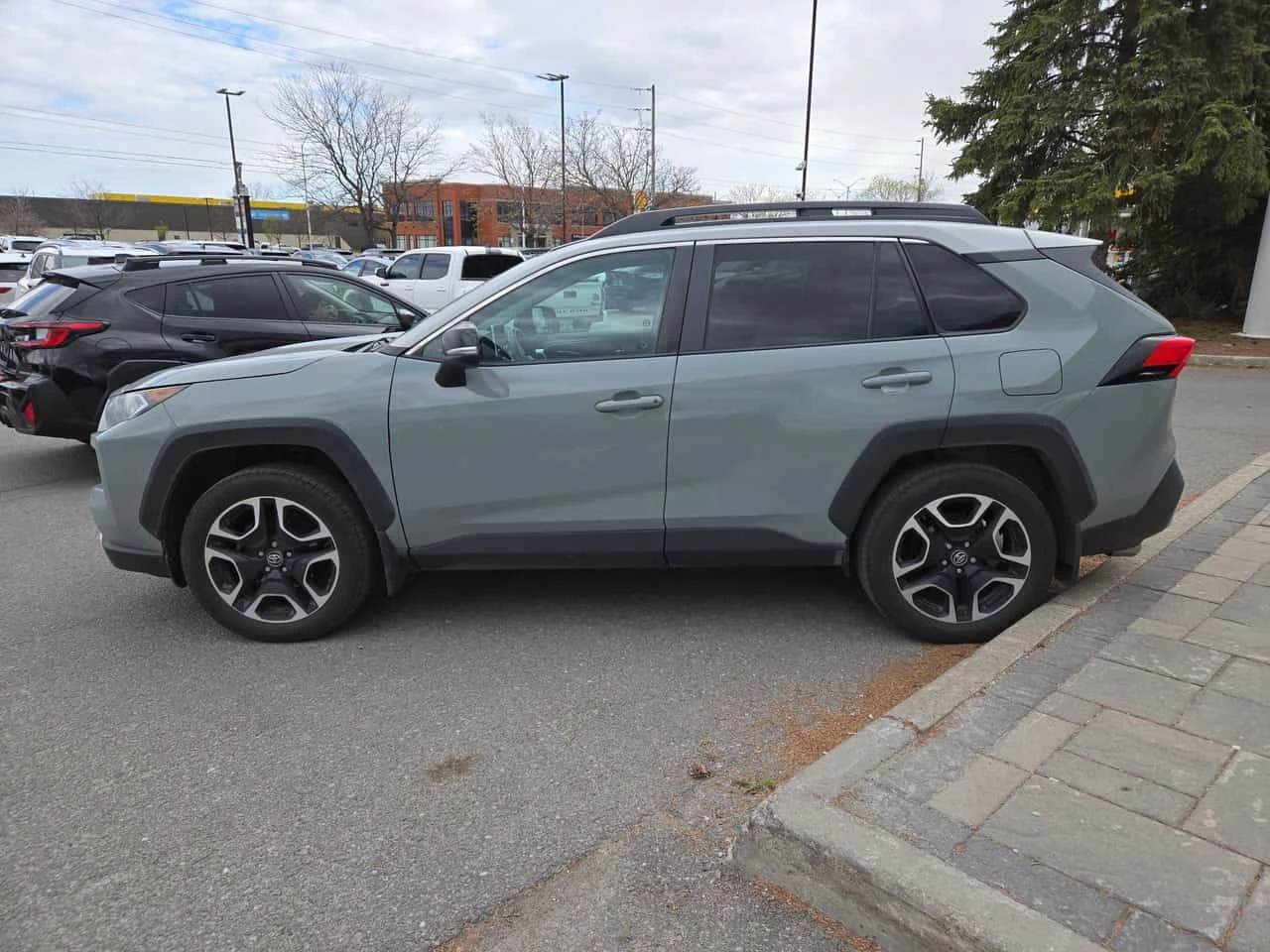 Toyota Rav4 * Trail * ОБДУХВАНЕ * КОМПЛЕКТ ГУМИ * PANO, снимка 2 - Автомобили и джипове - 54485935
