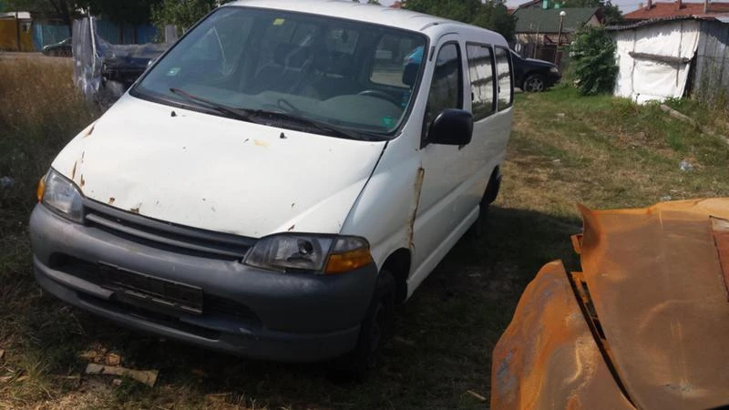 Toyota Hiace 2.4tdi/на части, снимка 1 - Бусове и автобуси - 15533753