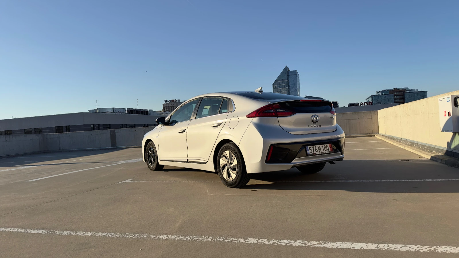 Hyundai Ioniq Hybrid - изображение 6