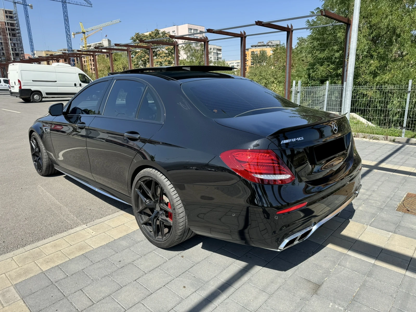 Mercedes-Benz E 63 AMG S, Всички екстри - изображение 2