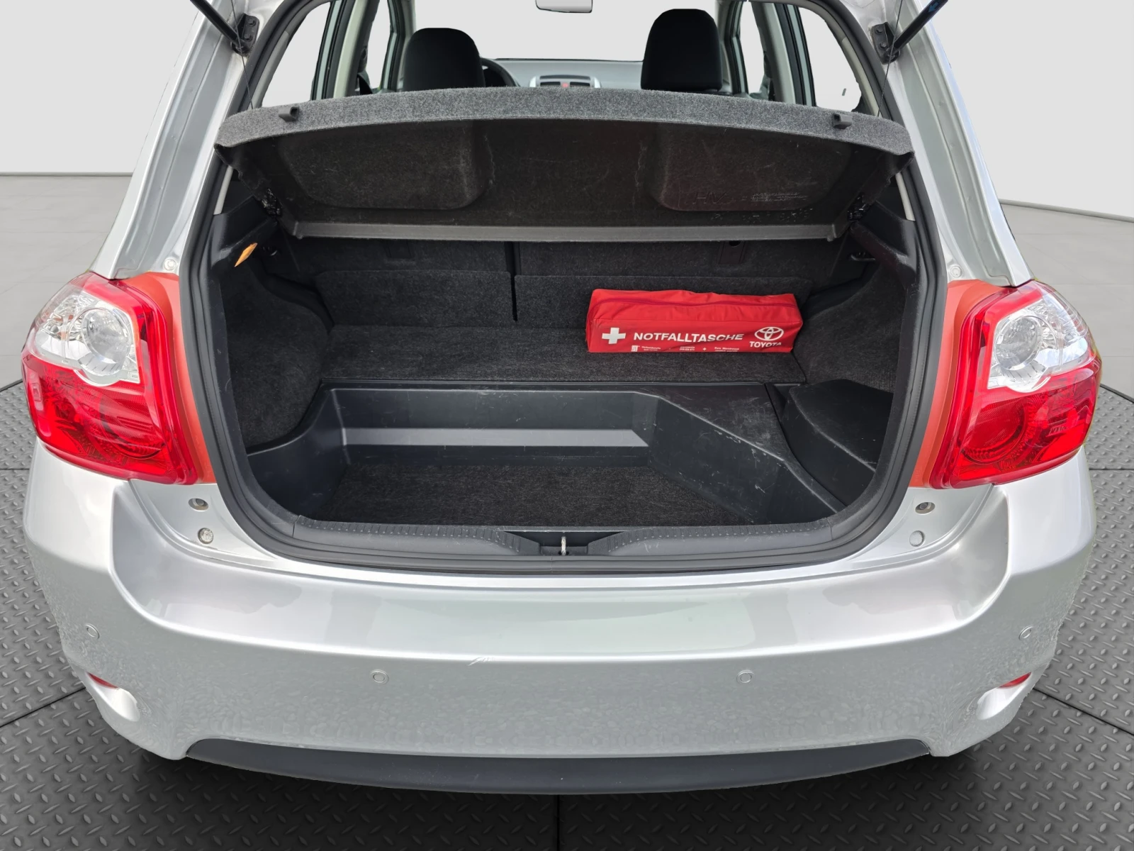 Toyota Auris 1.8 Hybrid 99hp - изображение 9