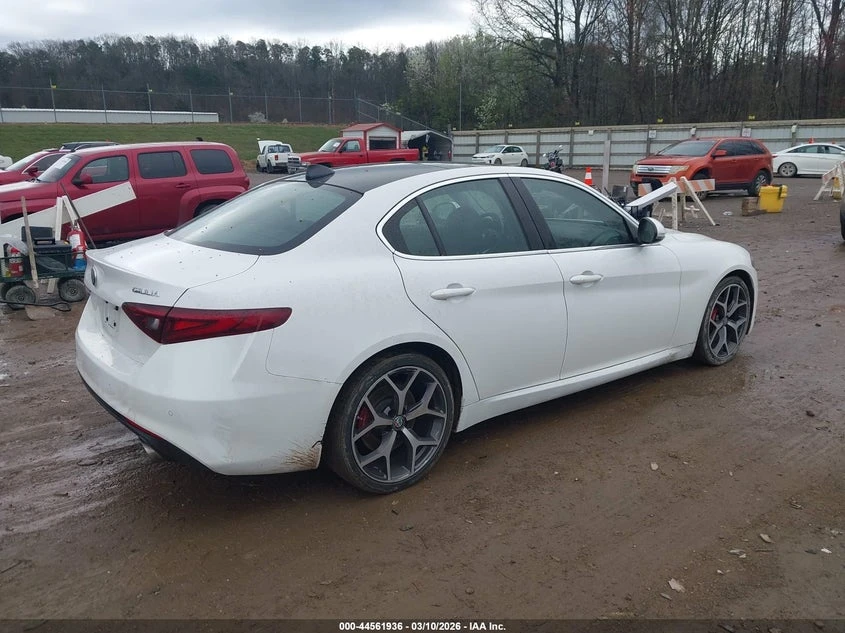 Alfa Romeo Giulia 2.0l Ti Rwd, снимка 4 - Автомобили и джипове - 54047387