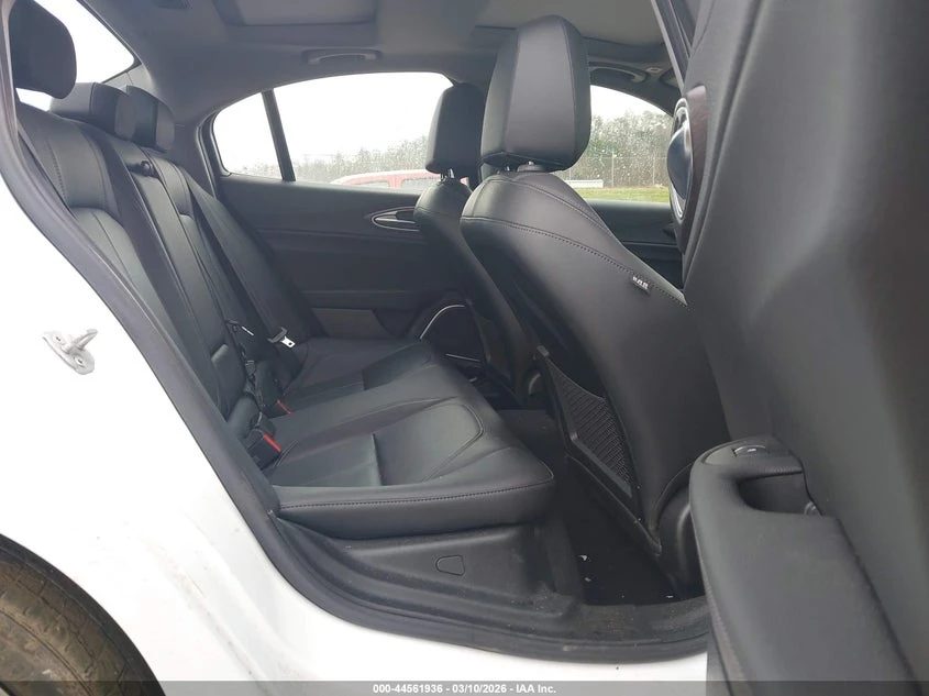 Alfa Romeo Giulia 2.0l Ti Rwd, снимка 8 - Автомобили и джипове - 54047387