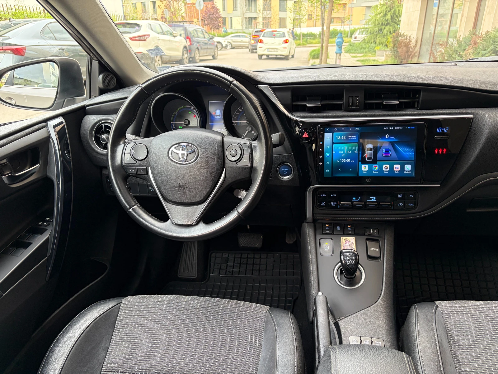 Toyota Auris 1.8 Hybrid e-CVT SOL Facelift, снимка 8 - Автомобили и джипове - 54362264