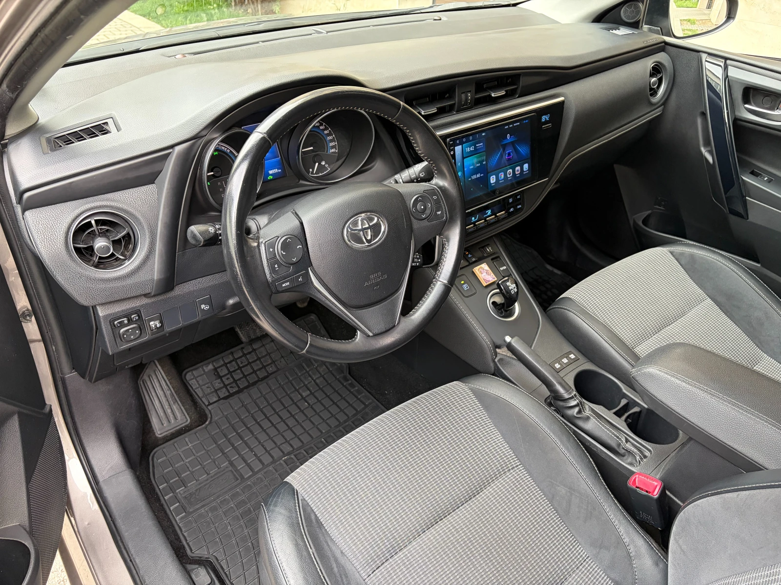 Toyota Auris 1.8 Hybrid e-CVT SOL Facelift, снимка 7 - Автомобили и джипове - 54362264