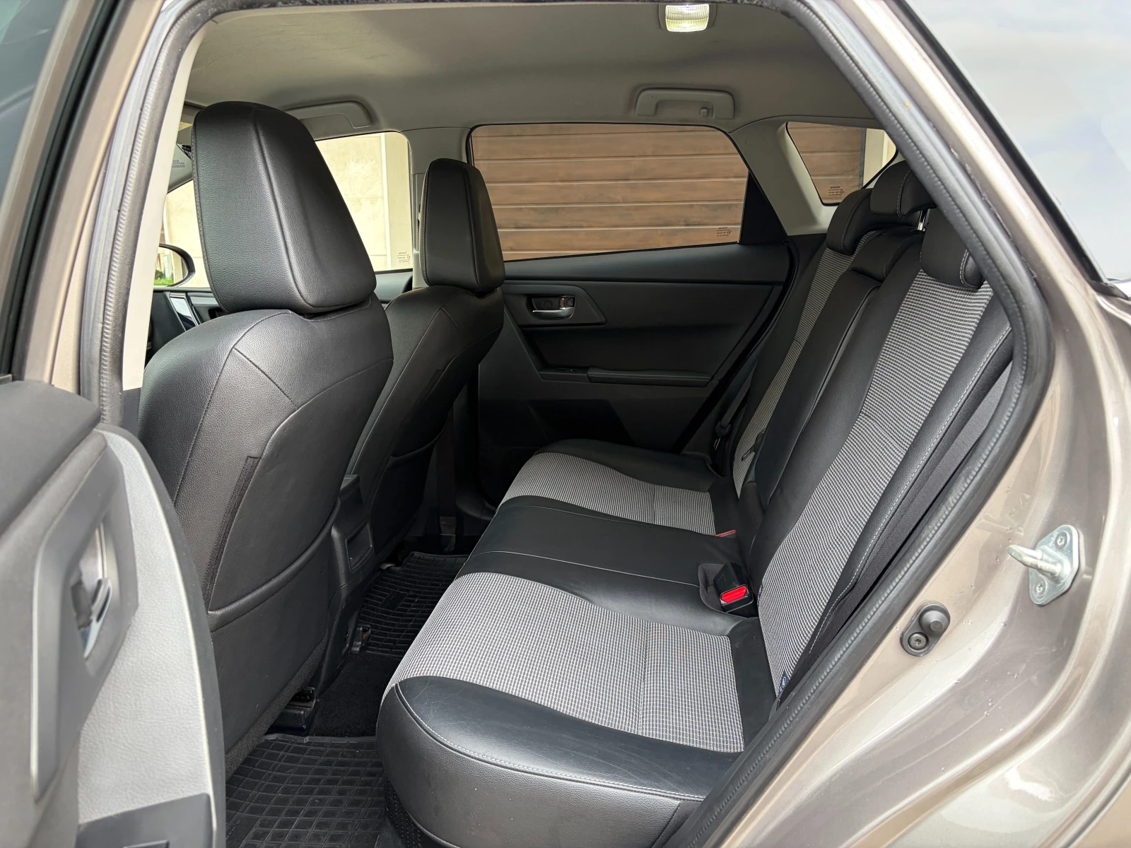 Toyota Auris 1.8 Hybrid e-CVT SOL Facelift, снимка 13 - Автомобили и джипове - 54362264