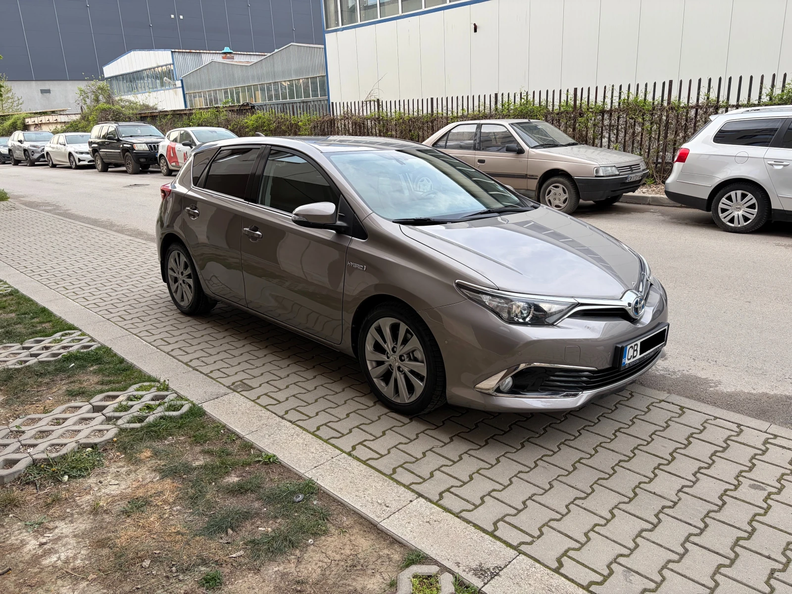Toyota Auris 1.8 Hybrid e-CVT SOL Facelift, снимка 2 - Автомобили и джипове - 54362264