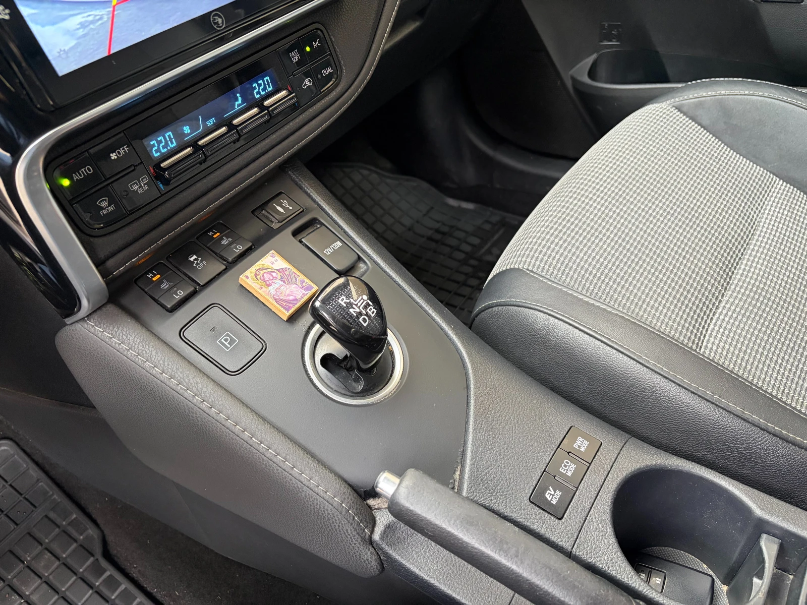 Toyota Auris 1.8 Hybrid e-CVT SOL Facelift, снимка 12 - Автомобили и джипове - 54362264