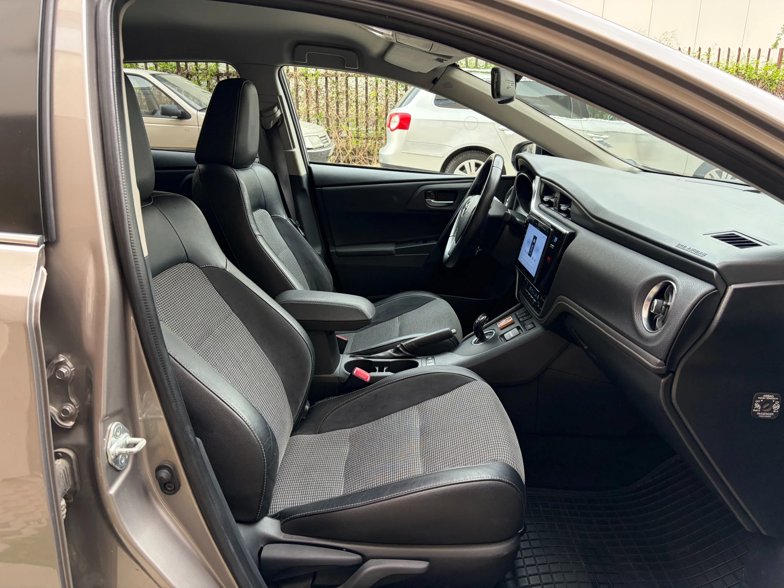 Toyota Auris 1.8 Hybrid e-CVT SOL Facelift, снимка 15 - Автомобили и джипове - 54362264