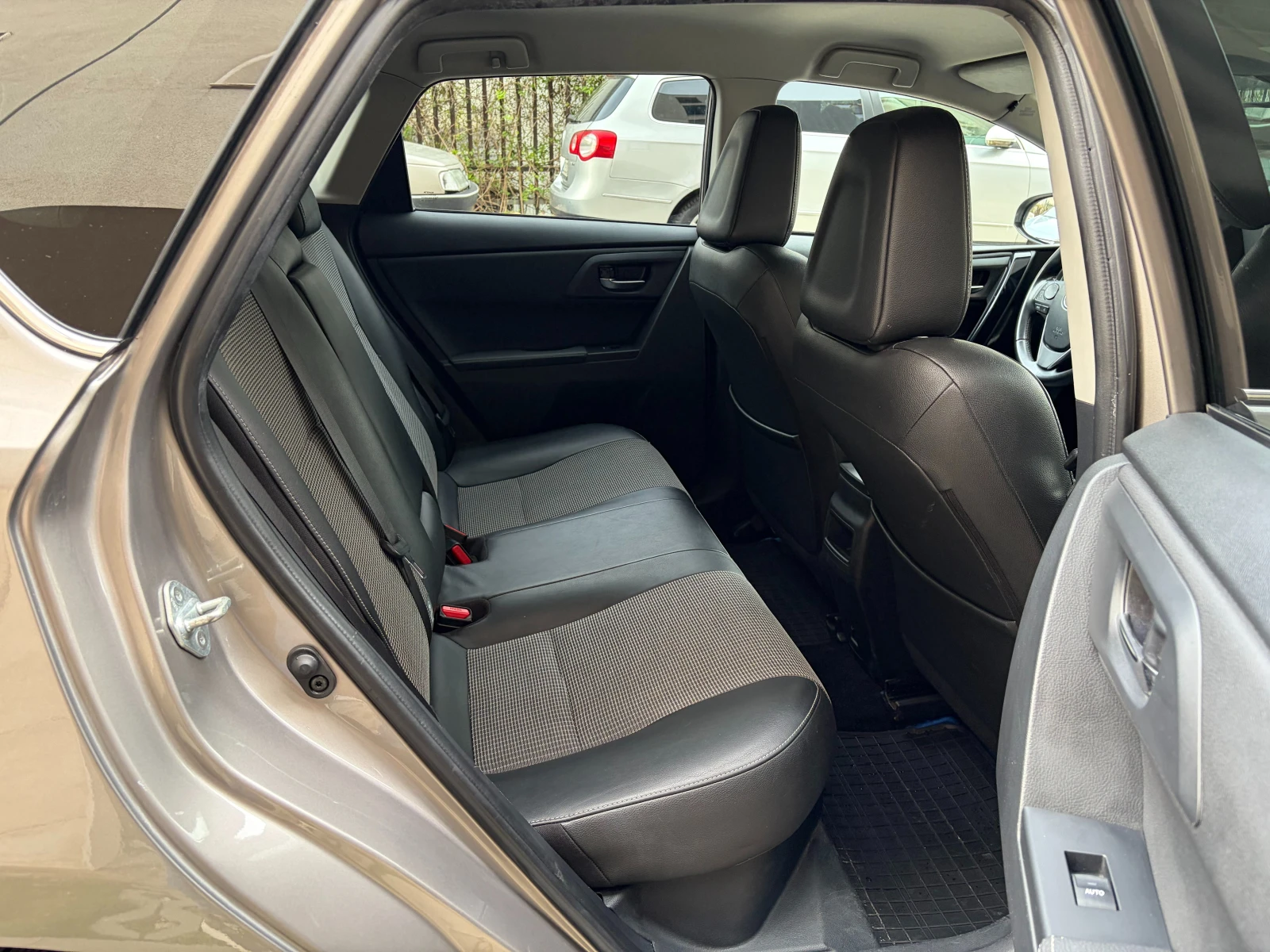 Toyota Auris 1.8 Hybrid e-CVT SOL Facelift, снимка 14 - Автомобили и джипове - 54362264