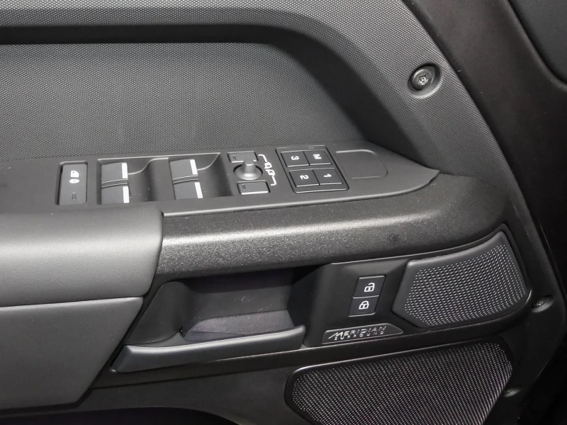 Land Rover Defender 110 P635 OCTA 4.4 V8/EDITION ONE/MERIDIAN/PANO/HUD, снимка 7 - Автомобили и джипове - 52705475