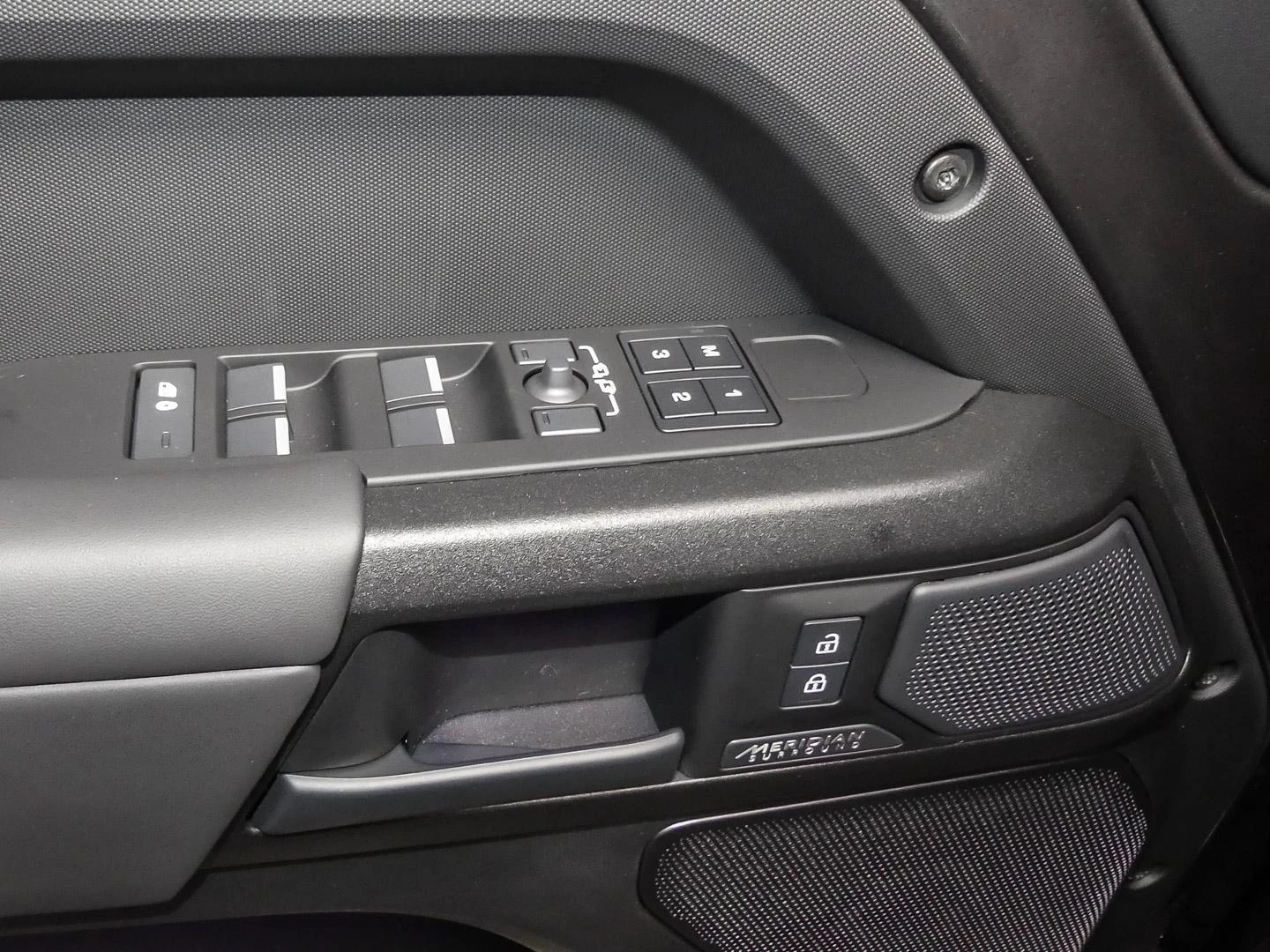 Land Rover Defender 110 P635 OCTA 4.4 V8/EDITION ONE/MERIDIAN/PANO/HUD - изображение 7