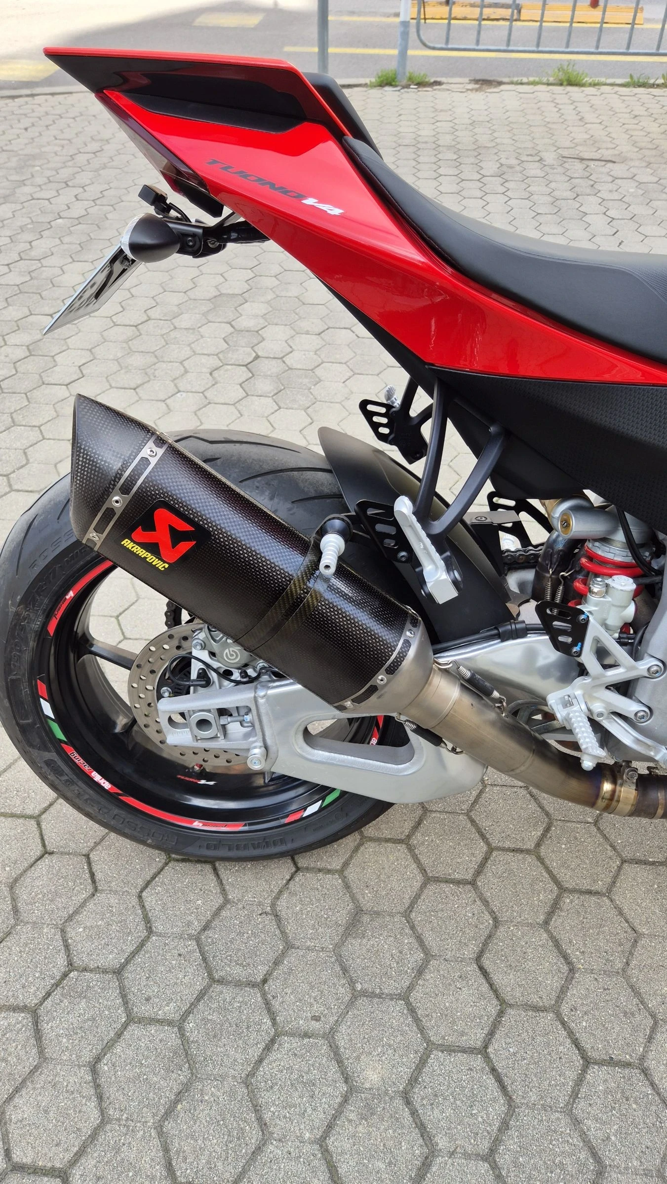 Aprilia Tuono V4 1100 - изображение 10