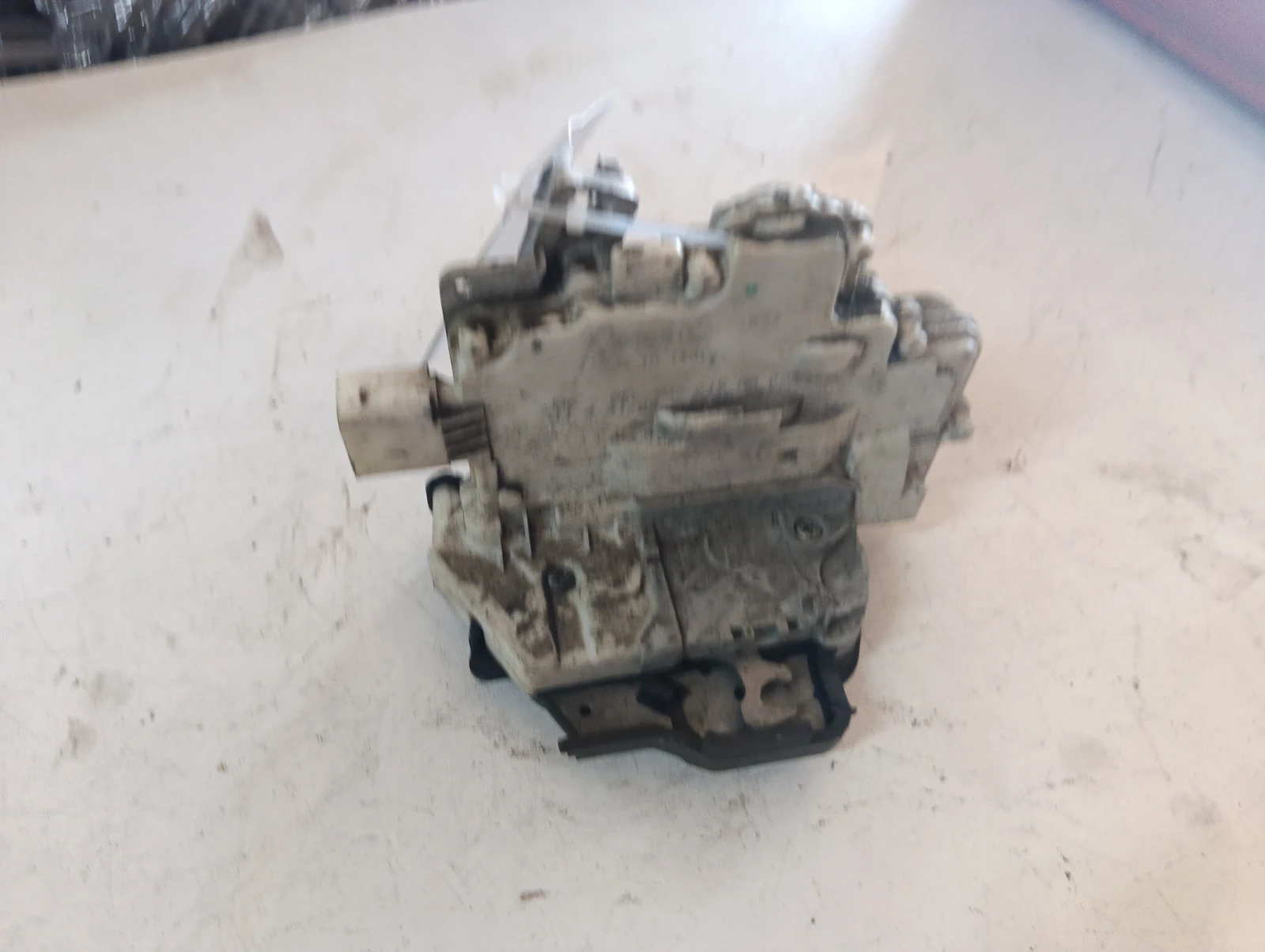 брава (задна лява) 8E0839015AA Audi A4