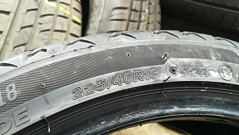 Гуми Летни 225/40R18, снимка 5 - Гуми и джанти - 25305636