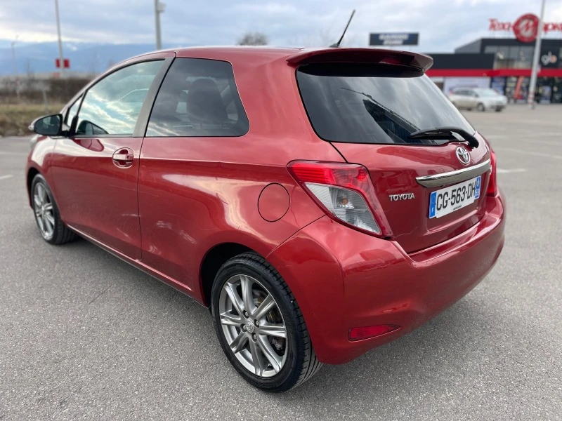 Toyota Yaris 1.4D-4D-AUTOMAT-NAVI-камера, снимка 7 - Автомобили и джипове - 44098384