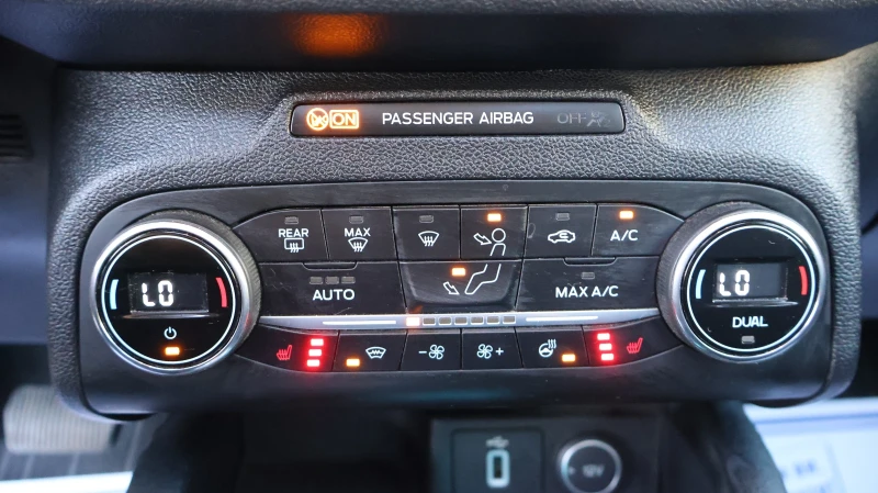 Ford Focus 2.0TDCI 150 К.С. Titanium АВТОМАТ KeylessGo Пано, снимка 11 - Автомобили и джипове - 51772190