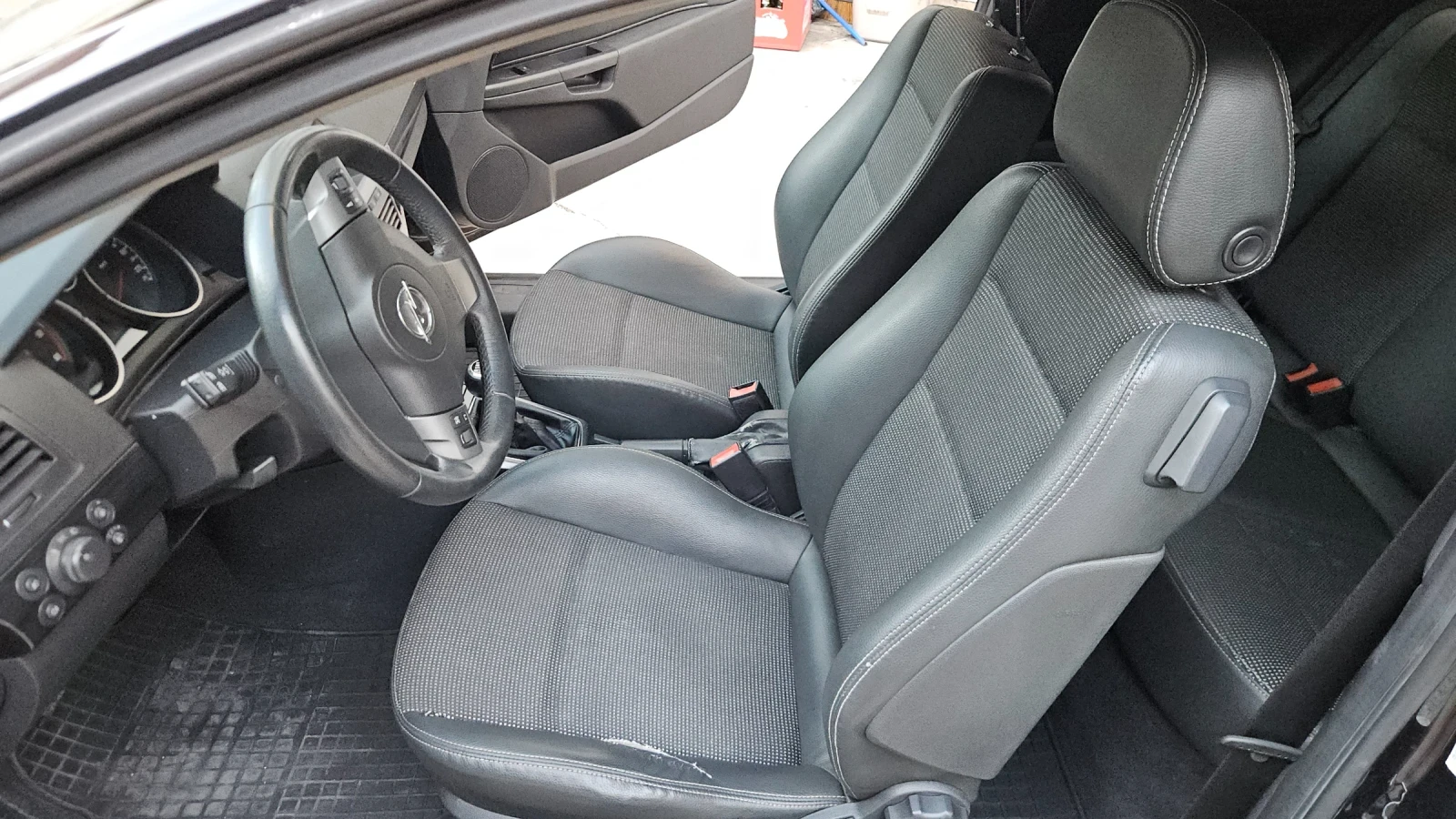 Opel Astra GTC 1.9 - 150к.с. - изображение 7