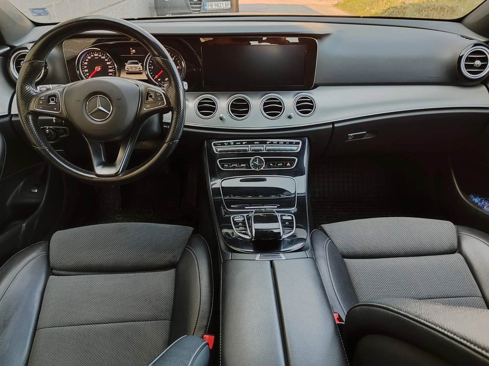 Mercedes-Benz E 220 AMG-Line * MULTIBEAM * PARKING * AMBIENT * CAMERA, снимка 13 - Автомобили и джипове - 53865397