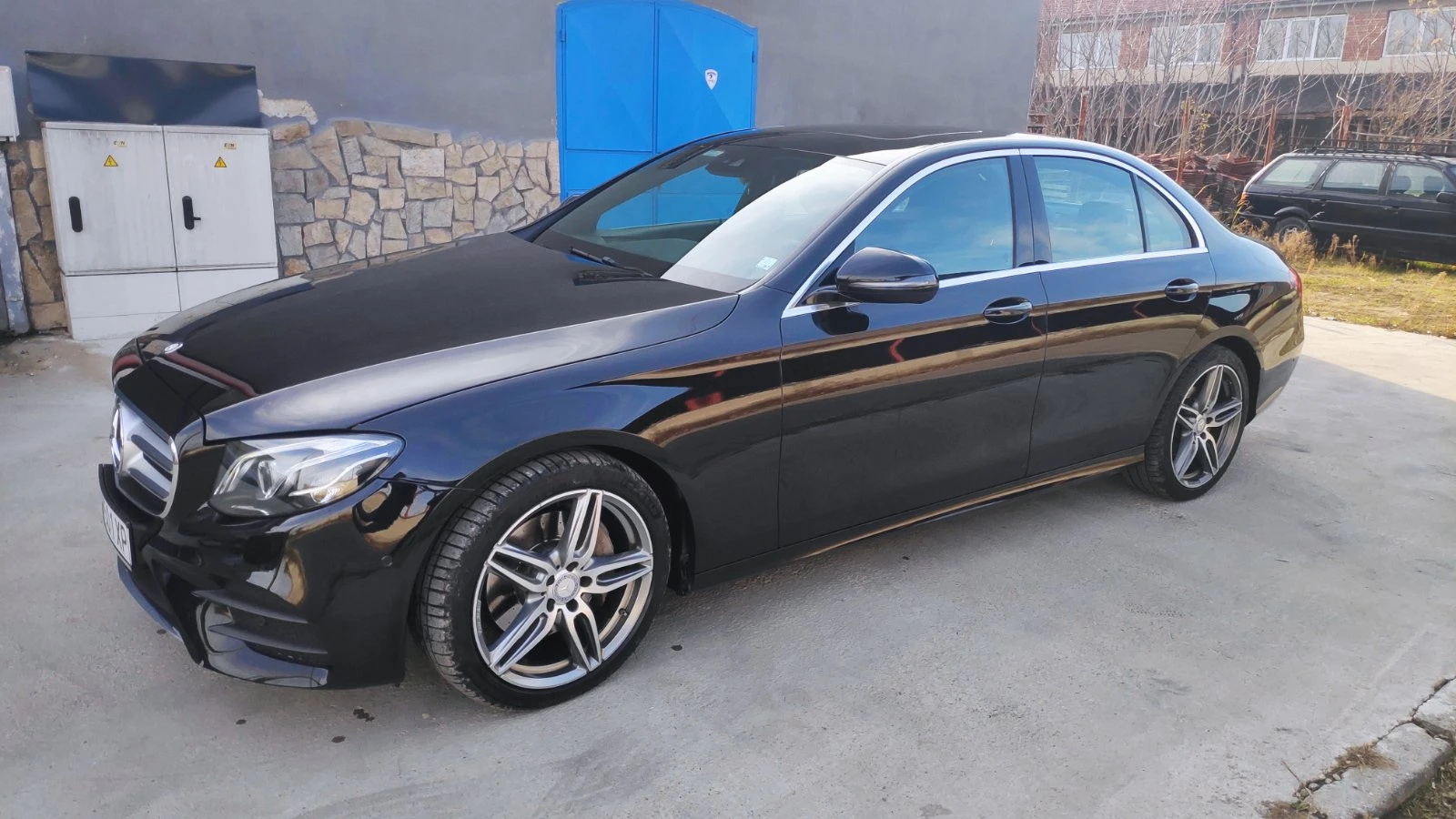 Mercedes-Benz E 220 AMG-Line * MULTIBEAM * PARKING * AMBIENT * CAMERA, снимка 3 - Автомобили и джипове - 53865397