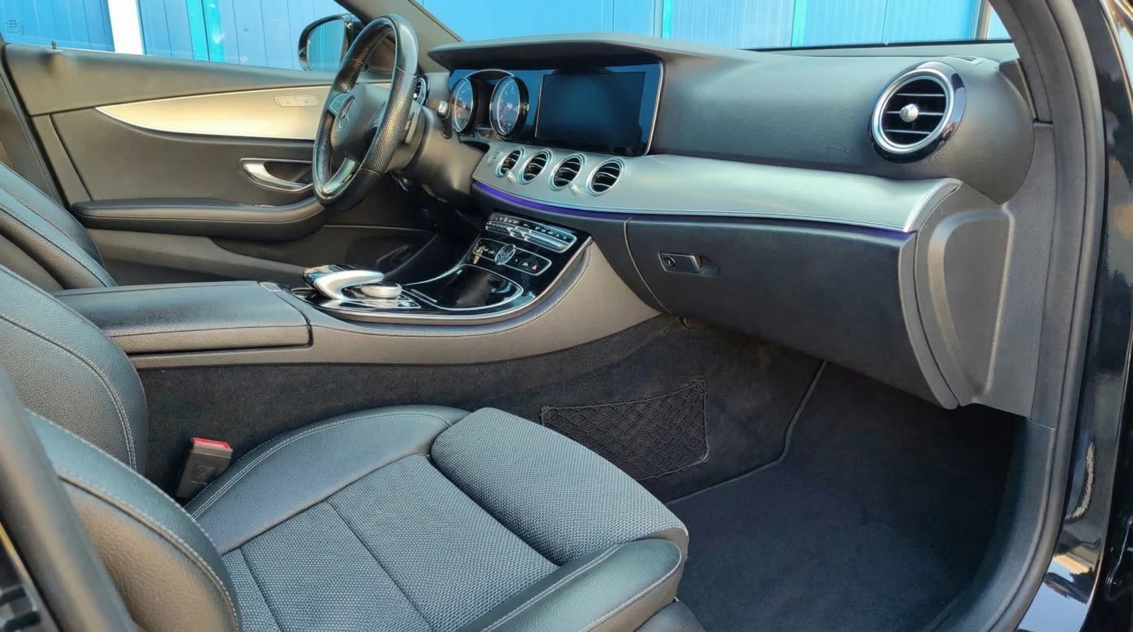 Mercedes-Benz E 220 AMG-Line * MULTIBEAM * PARKING * AMBIENT * CAMERA, снимка 4 - Автомобили и джипове - 53865397