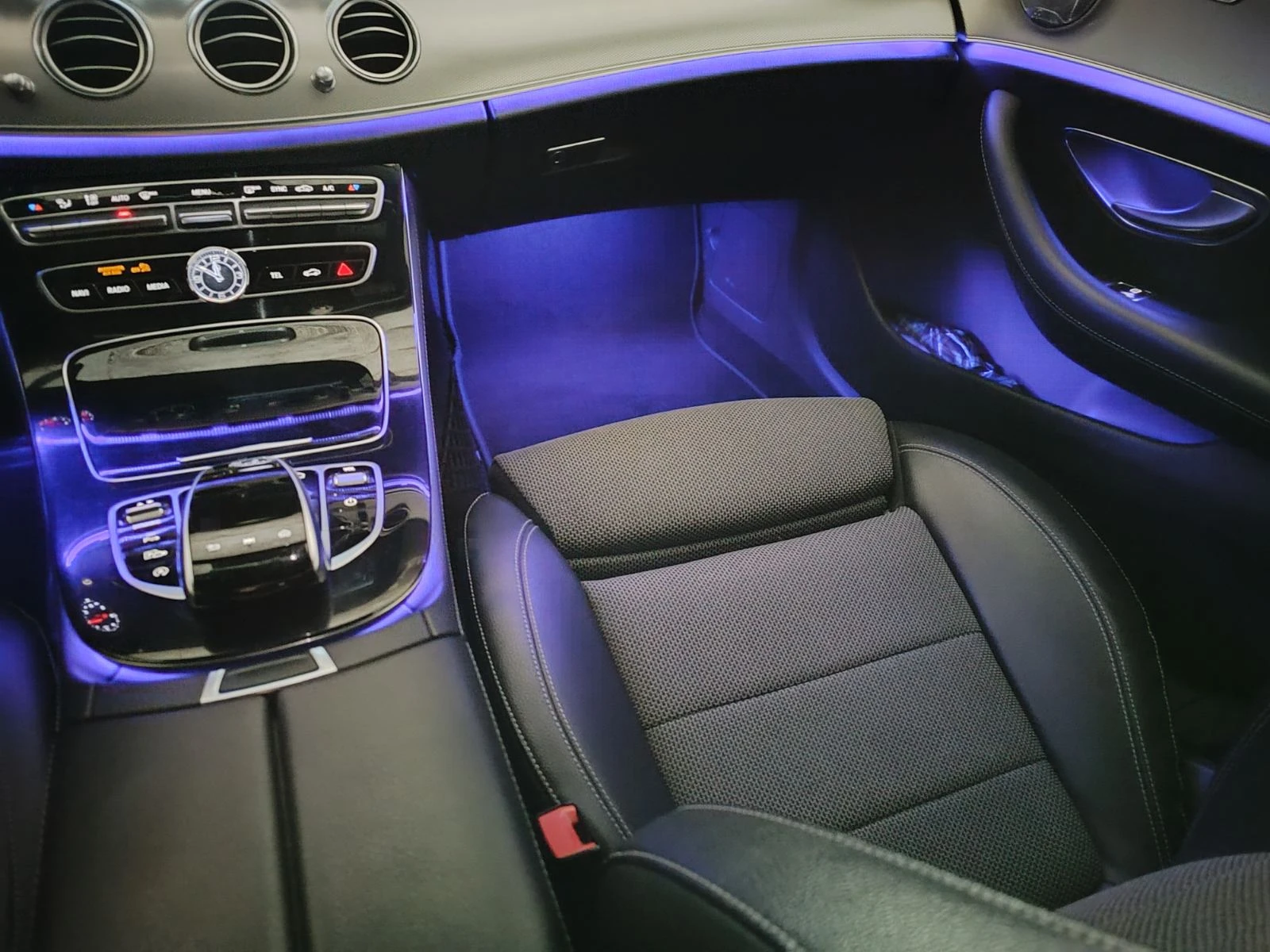 Mercedes-Benz E 220 AMG-Line * MULTIBEAM * PARKING * AMBIENT * CAMERA, снимка 8 - Автомобили и джипове - 53865397