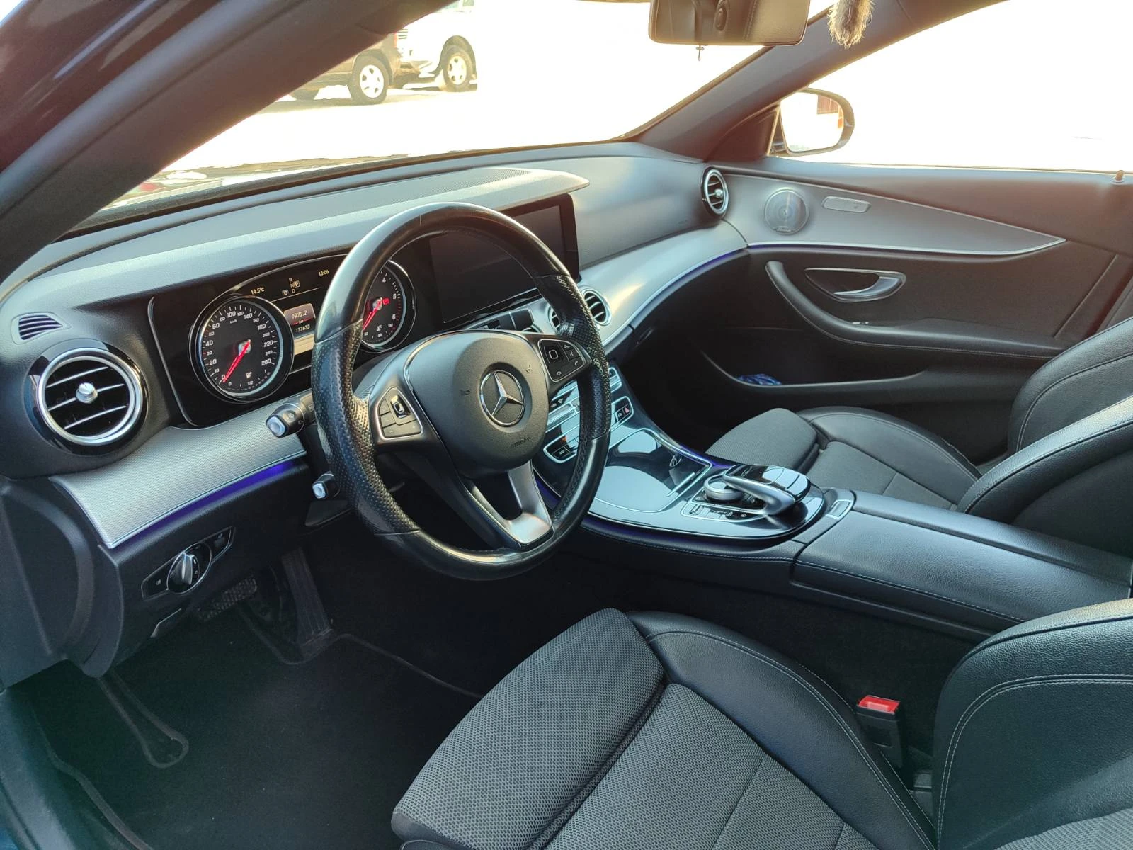 Mercedes-Benz E 220 AMG-Line * MULTIBEAM * PARKING * AMBIENT * CAMERA, снимка 9 - Автомобили и джипове - 53865397