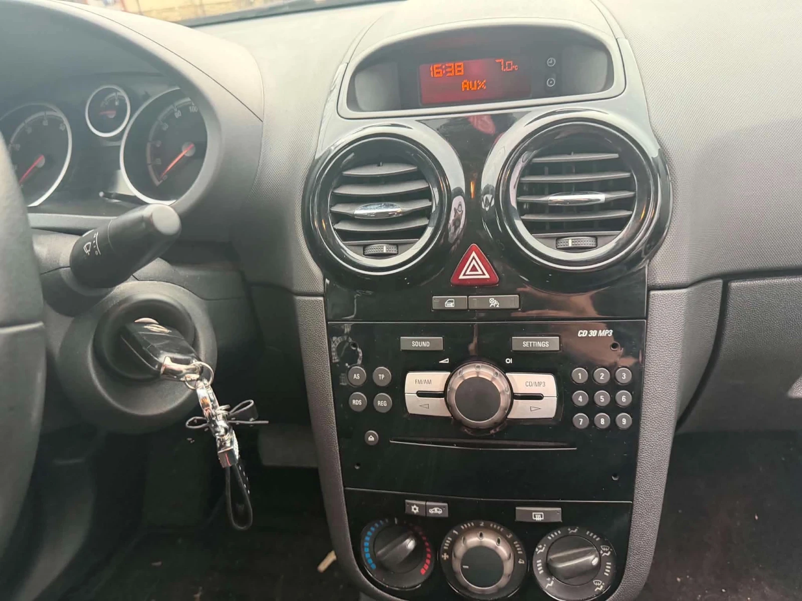 Opel Corsa 1, 2i-70к.с Регистрирана Автоматик, снимка 7 - Автомобили и джипове - 54680019