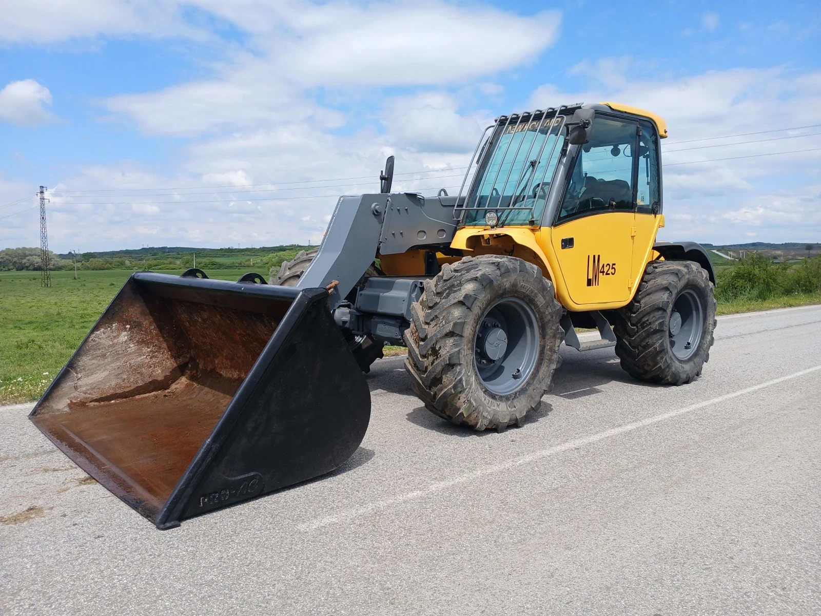 Телескопичен товарач New Holland LM425