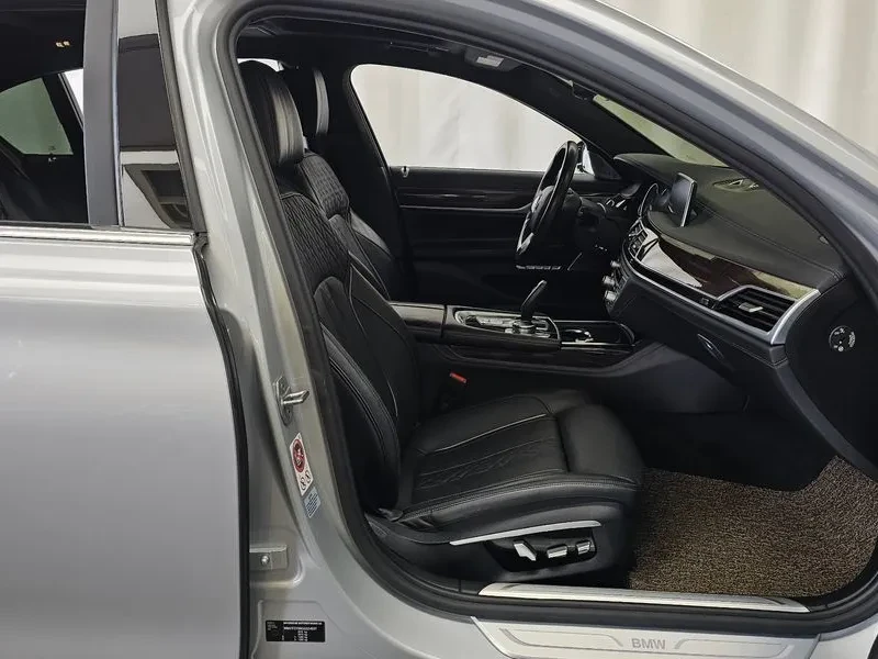 BMW 750 Li (G11) xDrive, снимка 11 - Автомобили и джипове - 55091107