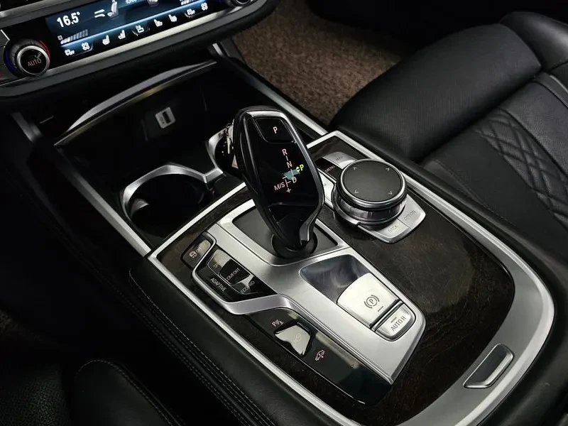 BMW 750 Li (G11) xDrive, снимка 9 - Автомобили и джипове - 55091107