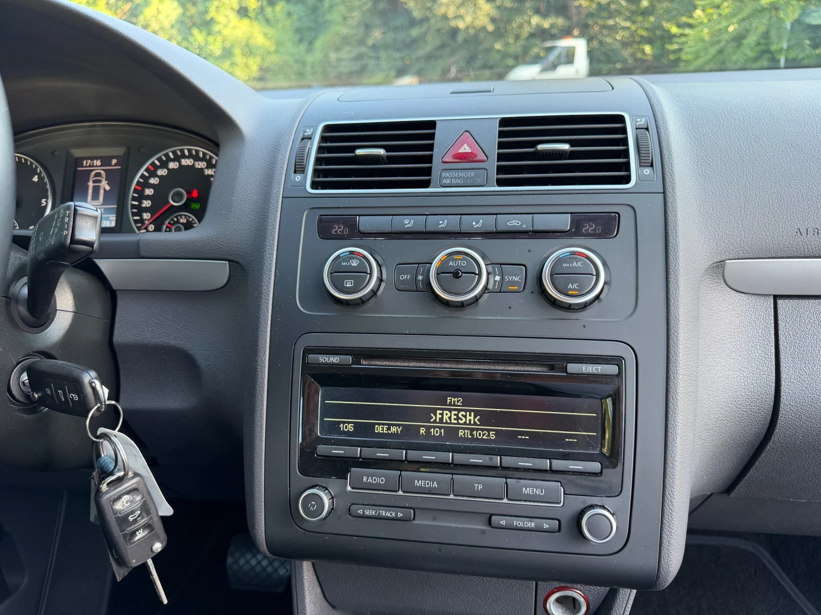 VW Touran 1.6 АВТО 158х.км DSG 7-МЕСТА 2-ключа Comfortline, снимка 13 - Автомобили и джипове - 55412187