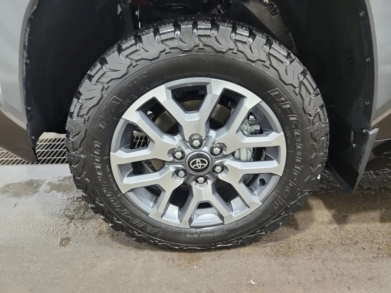 Toyota Tundra * PLATINUM HYBRID CREW CAB SHORT BED * CARFAX * , снимка 6 - Автомобили и джипове - 53027624