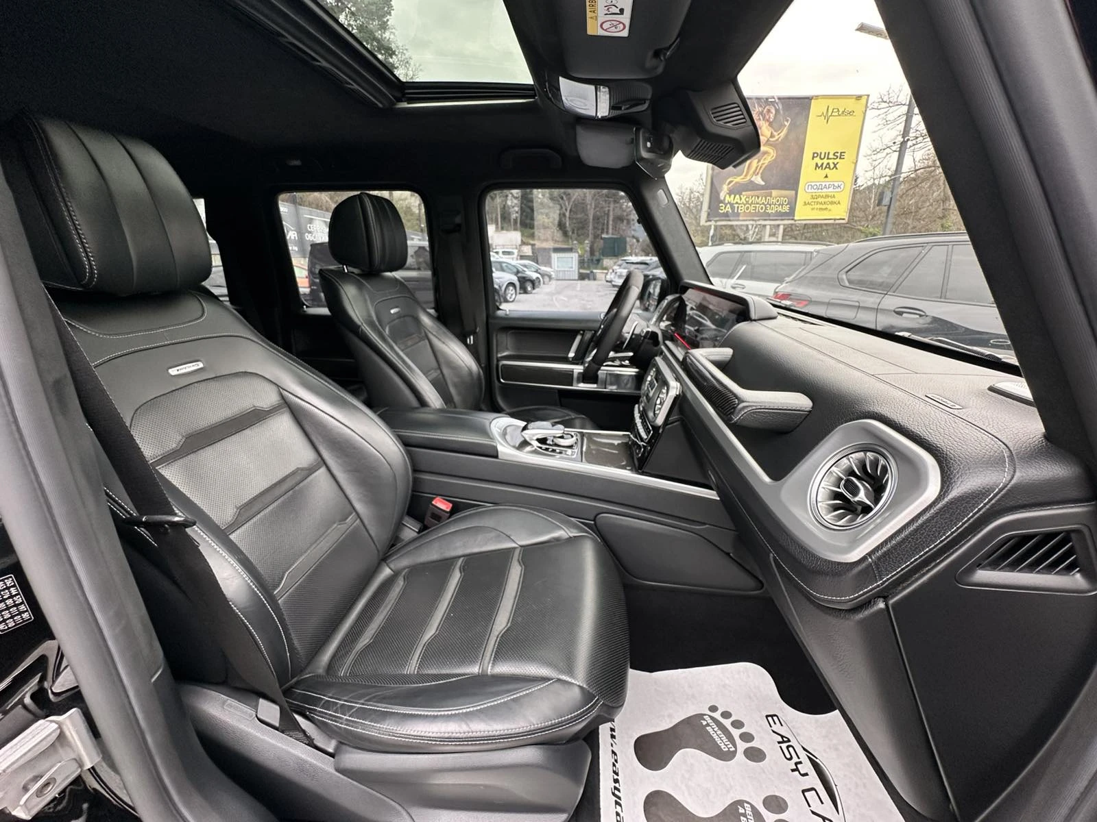 Mercedes-Benz G 63 AMG  Burmester /Carbon / CAMERA / FULL / , снимка 12 - Автомобили и джипове - 54217857