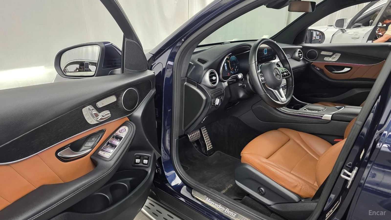 Mercedes-Benz GLC 300 300е* HEADUP* DIGITAL* AMG* КАМЕРА* СЛЕД НА ЛЕНТИ*, снимка 10 - Автомобили и джипове - 55459610