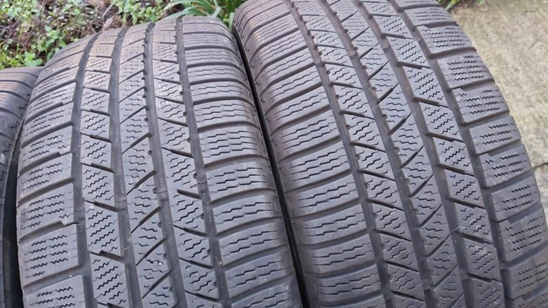 Гуми Зимни 235/50R18, снимка 4 - Гуми и джанти - 27512281