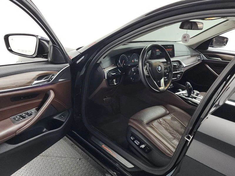 BMW 530 530i xDrive Luxury Plus| 248к.с.| ВКЛ.ТЕХНОТЕСТ, снимка 10 - Автомобили и джипове - 55221932