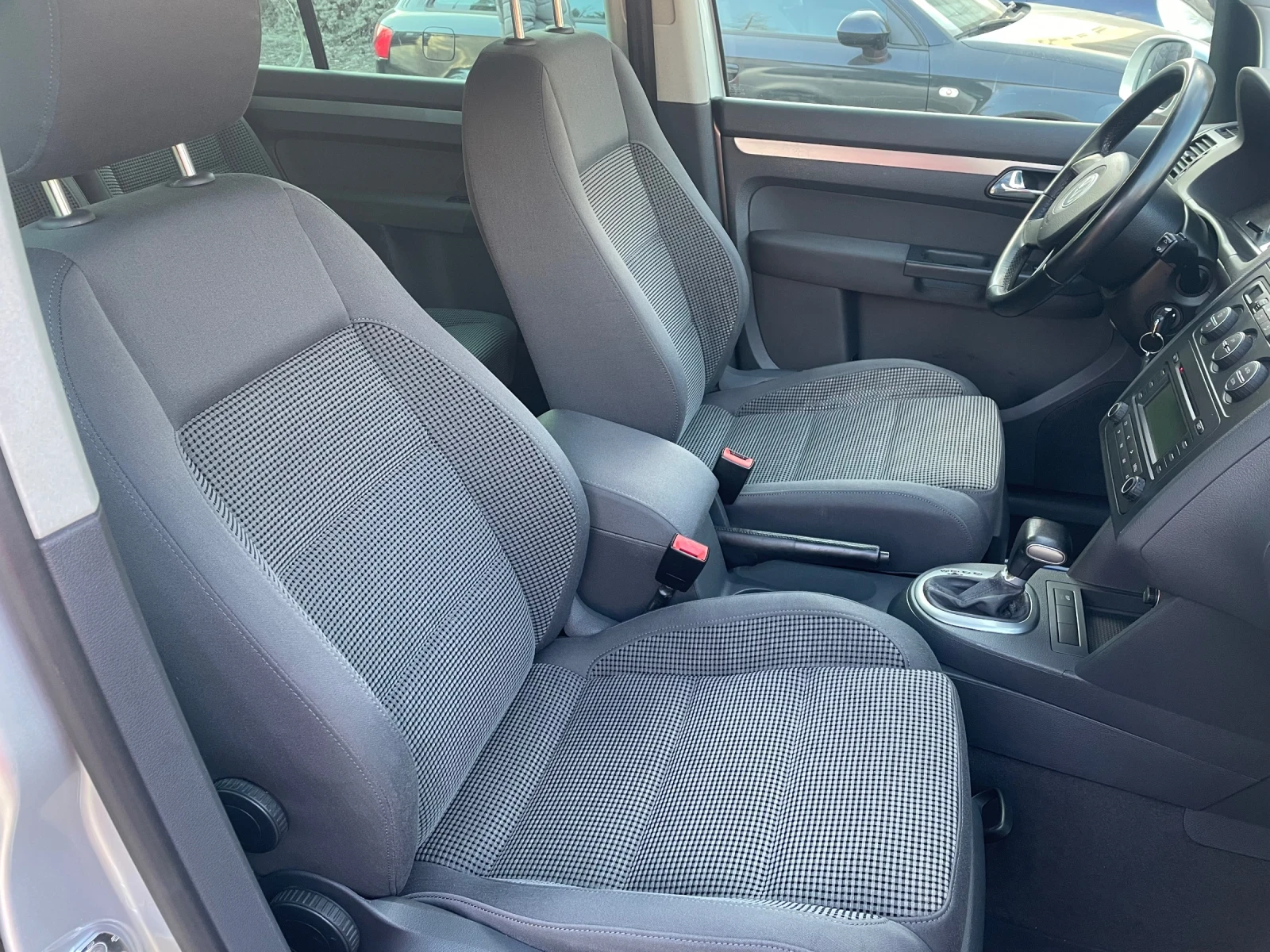 VW Touran, снимка 10 - Автомобили и джипове - 53876521