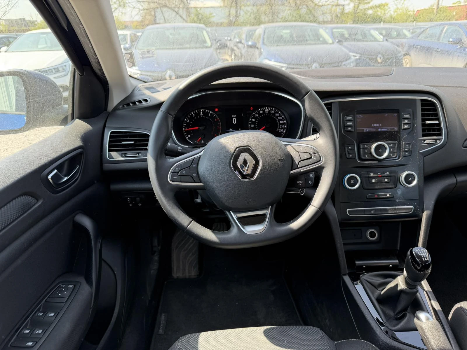 Renault Megane 1.3TCe Sedan 140k.c., снимка 13 - Автомобили и джипове - 54358516