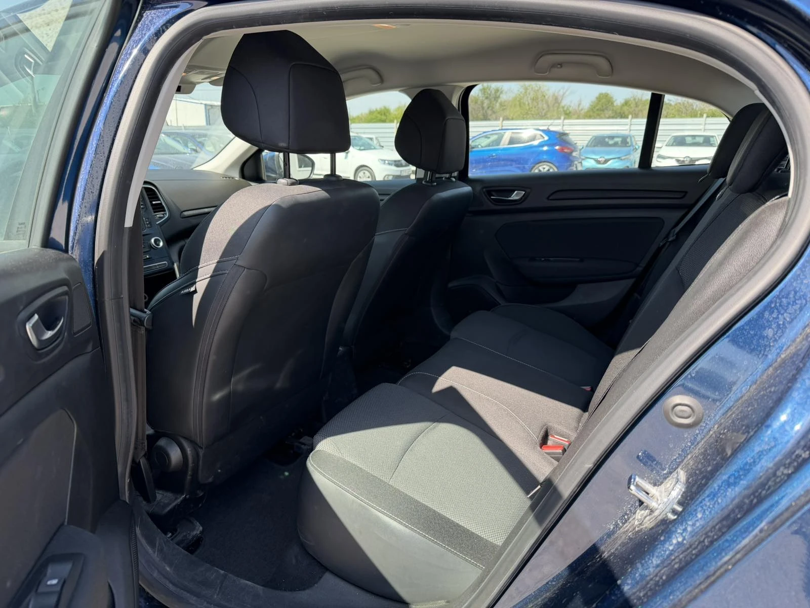 Renault Megane 1.3TCe Sedan 140k.c., снимка 11 - Автомобили и джипове - 54358516