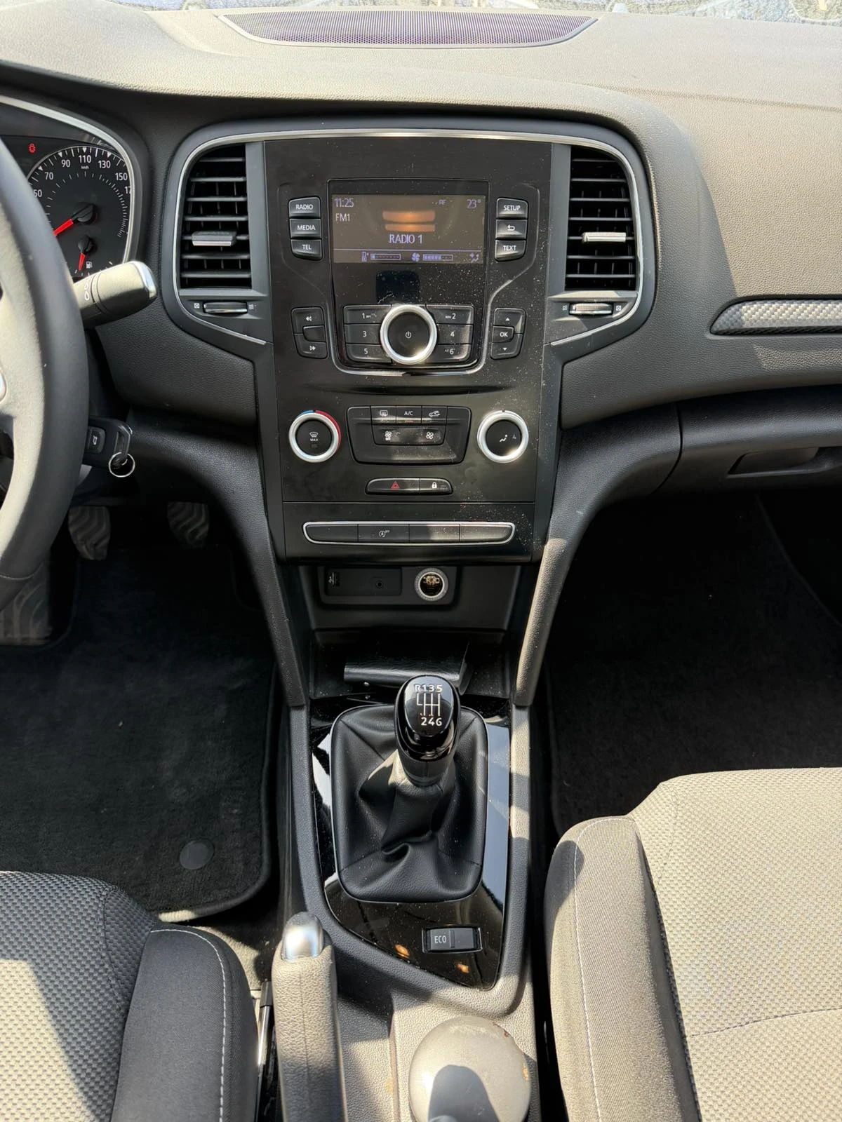 Renault Megane 1.3TCe Sedan 140k.c., снимка 14 - Автомобили и джипове - 54358516