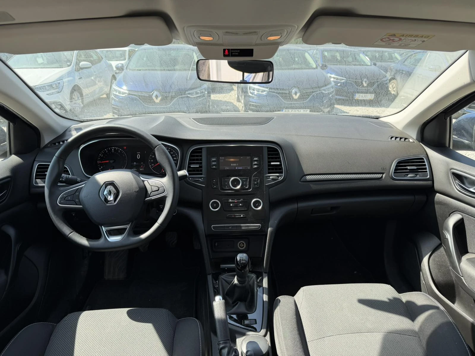 Renault Megane 1.3TCe Sedan 140k.c., снимка 12 - Автомобили и джипове - 54358516